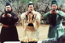日版《三国演义》：刘备为母亲买茶，半道却被打劫，张飞拔刀相助图片