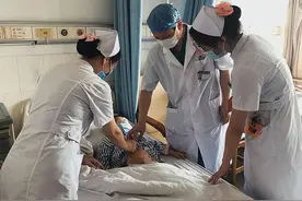 6岁男孩只能蹲下“嘘嘘”，这台手术让他“站”起来图片