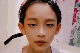 曹颖10岁儿子化浓妆穿裙子走秀，却被误以为是女孩？本人连忙否认图片