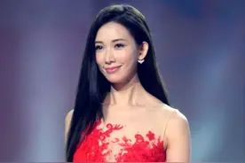 林志玲又轻松美出圈了，穿“东方红”蕾丝裙，美得让人移不开眼图片