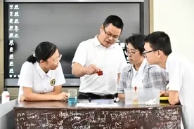 他的教鞭是魔法棒！湘阴一中有位“邓布利多”图片