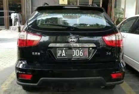 目前我国最最常见的要属蓝底白字的车牌了,除了蓝底白字车牌,还有黄底