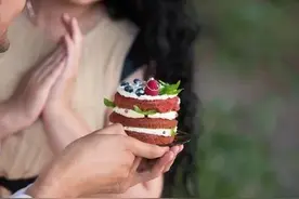 女人对你的喜欢，都藏在这些细节里图片