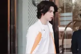 跑男对黄明昊有多偏心？嘉宾名牌统一都用小名，唯独他是英文名字图片