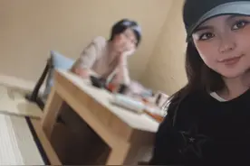 周扬青与妈妈外出就餐，周妈妈罕出镜显年轻，高糊图也挡不住气质图片