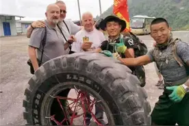 川藏线上滚轮胎的人，有时只要滚上半个月，就能收入一百万图片