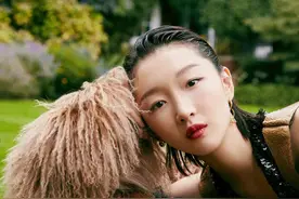 搭配皮草不会“妆”？快来看看周冬雨大气又高级的简约妆面图片