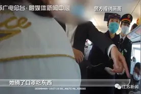 高铁上两个姑娘摘下口罩吃饭，邻座男乘客劝了不听后还动手了！图片