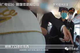 高铁上两个姑娘摘下口罩吃饭，邻座男乘客劝了不听后还动手了！图片