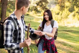 女生暗恋你的征兆：躲避图片