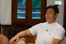 60岁林国斌罕现身，息影后仍有肌肉不显老，曾踢成龙头后悔至今图片