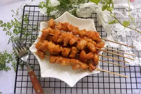 风靡夜市的蜂蜜烤肉串，自己在家也能做，好吃到停不下来图片