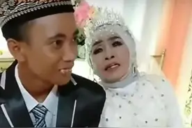 印尼大妈收养23岁继子！一年后被求婚，65岁结婚时被喂甜点超感动图片