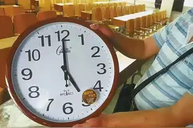 全国一半以上考场配备高度精准电波钟图片