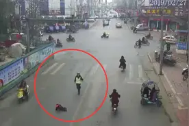 西峡：电动车后座幼童摔在路中央 西峡交警车流中百米冲刺抱起孩子图片