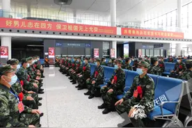2021年下半年重庆征集新兵集中交接起运 大学生比例达90%图片