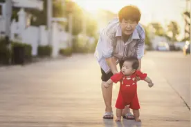 宝宝学习走路，这个顺序别搞错，很多家长不知道图片
