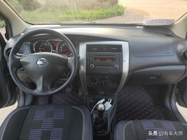 6万买合资还是自主？还得载人拉货，五菱宏光Plus对比日产骊威