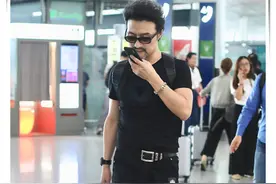 汪峰越老越有味，身材健壮，胡须和发量一样浓密，衣品才是硬伤图片