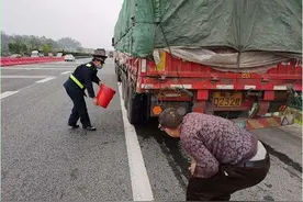 大货车行驶中自燃冒黑烟，40吨玉米险成爆米花图片