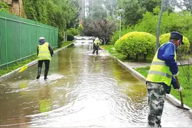 长春市锦江公园、林园公园工作人员进行全面清淤排水工作图片