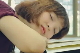 女性睡觉时，为何总爱“两腿一分”夹住被子？男性朋友也需了解图片