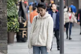 挽裤脚早就out了，现在流行裤子“挽半截”，超级时尚显腿长图片