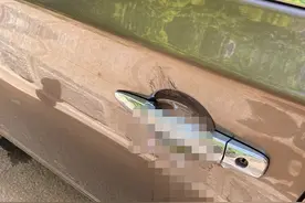 女子车门把手被涂不明液体，用手一摸黏答答...车窗上还有三个字图片