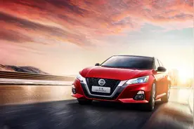 2021款天籁对决全新凯美瑞 谁是价值时代的更优选择?图片