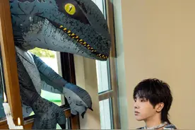 华晨宇写真抱鼹鼠童趣十足，戴“鲜花礼帽”个性别致图片