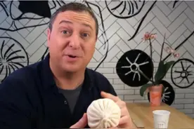 老外吃中国包子，吃到一半不开心了，得知原因，网友：让人心疼图片