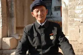102岁冯自根，曾是朱德警卫员，因伤势退伍，晚年每年补助8万图片