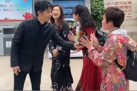 凤凰传奇玲花：豪门阔太怼网红怼搭档，老公被骂却不理会，聪明图片