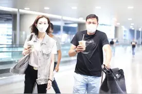 “国足名将”范志毅与三婚妻子现身机场，小17岁娇妻身材太好图片