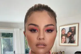 Selena Gomez 发布泳装系列，和蕾哈娜套路居然一模一样图片