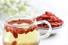 枸杞用冷水还是热水泡？原来一直都泡错了，难怪喝了都没用图片