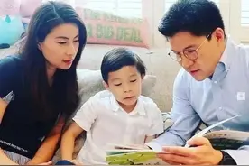 霍启刚晒和3个孩子同框照，意外曝光三胎女儿名字，豪门中很罕见图片