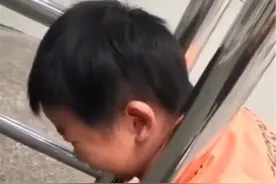 萌娃钻栏杆“卡住头”嚎啕大哭，爸爸对话间解决难题，堪称高情商图片