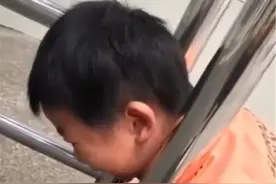 萌娃钻栏杆“卡住头”嚎啕大哭，爸爸对话间解决难题，堪称高情商图片