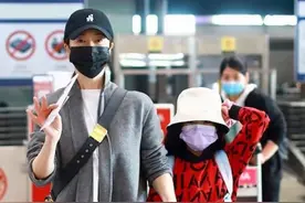 左小青女儿越长越美，穿印花字母卫衣彰显个性，脸像爸气质却像妈图片