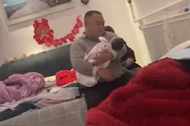 山东一女儿生完宝宝，爸爸温柔抱着外孙女哄入睡，女儿瞬间破防图片