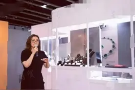 王刚42岁女儿曝光神似老爸！比弟弟大31岁，曾力挺父亲娶后妈图片