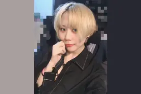 窦唯二女儿窦佳嫄晒金发自拍 长相酷似姐姐窦靖童图片