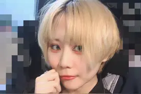 窦唯二女儿窦佳嫄晒金发自拍 长相酷似姐姐窦靖童图片