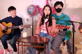 伊能静52岁生日获儿子惊喜，18岁哈利罕见出镜，搂妈妈听歌太温馨图片