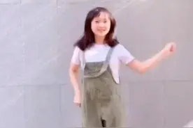 林妙可穿背带裤跳舞，圆脸反而耐看，就是身高太矮了图片