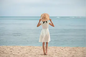 在广告里“掀女生裙子”，不只是低俗｜荔枝时评图片