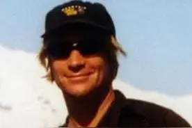 他与熊相处13年最终遭熊啃噬，只余残骸，生前留下6分钟诡异影像图片