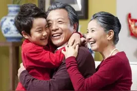 “冻龄爷爷”走红，带孙子出门，路人直呼：以为是时髦的爹图片