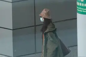 倪妮现身机场复工，绿色外套搭配橘红色上衣，十分清爽可人图片